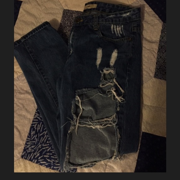 Distressed low rise jeans - Picture 2 of 3
